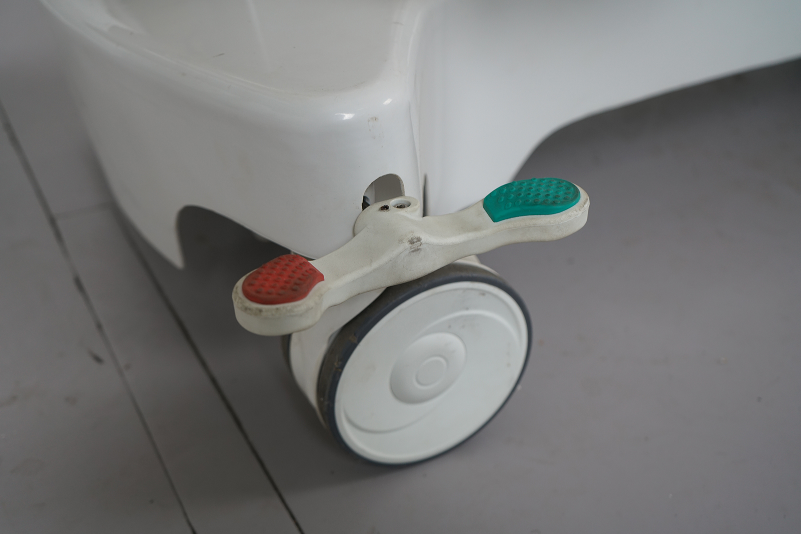 High-End Silent Electric X-Ray Compatible Hospital Bed with Convenient Mobility accessory or detail - 