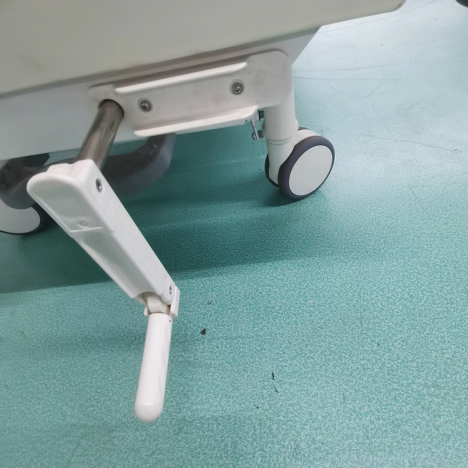 Manual Adjustable Hospital Bed with ABS Side Rails &amp; Double Crank accessory or detail - 