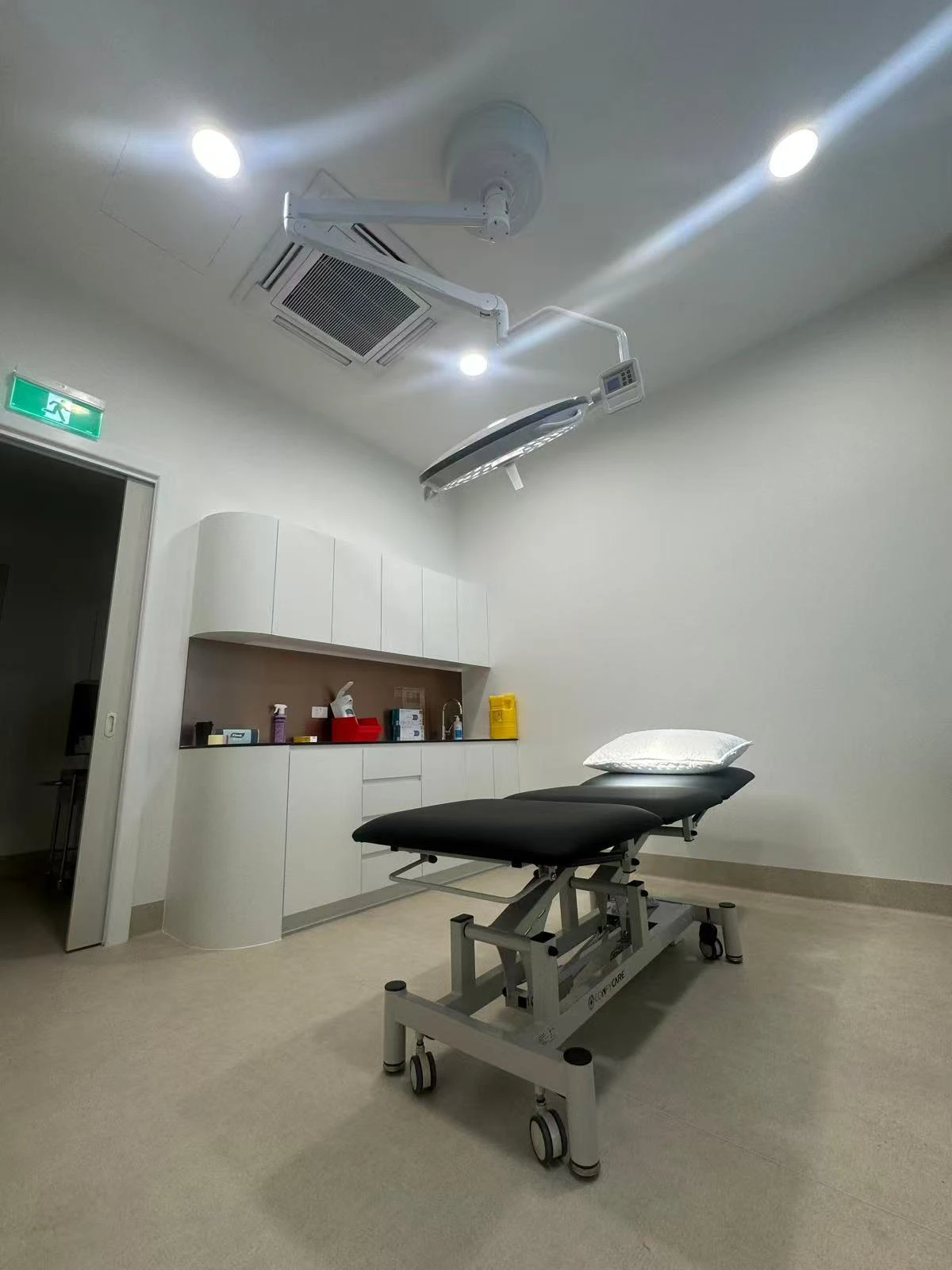 Turkey Private Hospital Installs 20 DST-500 Standing Operating Tables for Operating Rooms